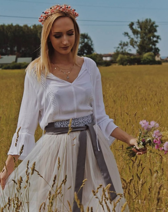 Pelēka stilizēta josta 